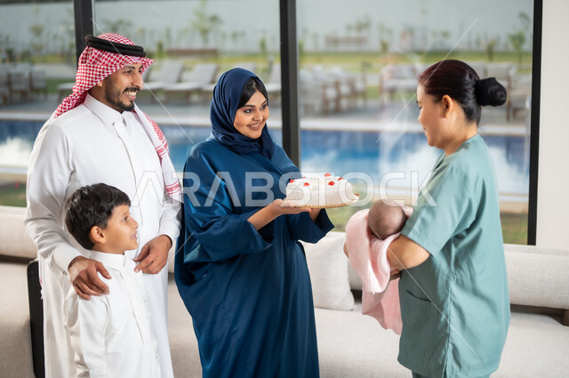 الشكر والتقدير والعرفان, استقدام العمالة الخارجية المرخصة والمؤهلة, عائلة عربية خليجية سعودية تقوم بتقديم الكيك للعاملة الأجنبية, الاحتفال بعيد الميلاد بإيماءات السعادة والفرح, المفاجأة وإدخال الفرحة والسرور لقلب الخادمة, قضاء أوقات عائلية ممتعه