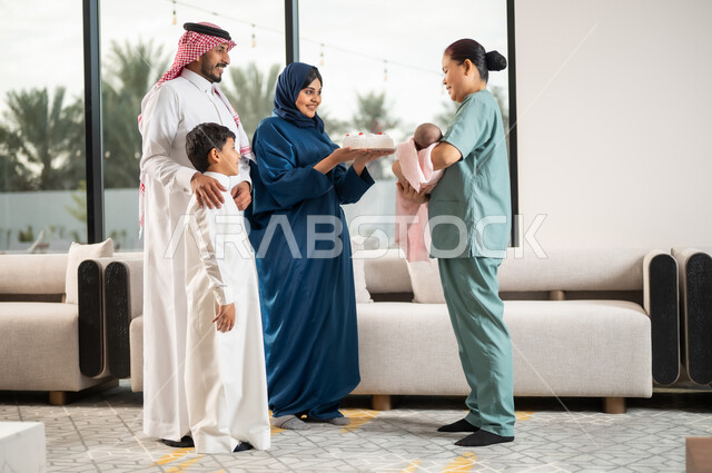 مفهوم التقدير والعرفان والشكر, استقدام العمالة الخارجية المرخصة والمؤهلة, عائلة عربية خليجية سعودية تقوم بتقديم الكيك للعاملة الأجنبية, الاحتفال بعيد الميلاد بإيماءات السعادة والفرح, المفاجأة وإدخال الفرحة والسرور لقلب الخادمة, قضاء أوقات عائلية ممتعه