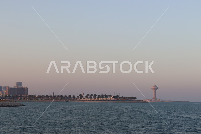 الواجهة البحرية على الساحل , أماكن و معالم سياحية مشهورة في منطقة الدمام , صورة مقربة لبرج المياه في مدينة الخبر في المملكة العربية السعودية , الفن الهندسي المعماري لخزان الماء على الكورنيش