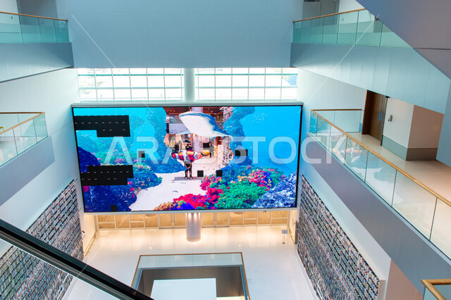 التصاميم الداخلية والديكورات في مكتبة محمد بن راشد الثرية بالمجلات والمعاجم في امارة دبي، صرح معرفي مميز ومعلم ثقافي مشهور، منارة للثقافة والفكر، الفن الهندسي المعماري للمكتبات والمتاحف والمعارض في الامارات العربية المتحدة، مكان للقراء ومحبي العلم والمعرفة