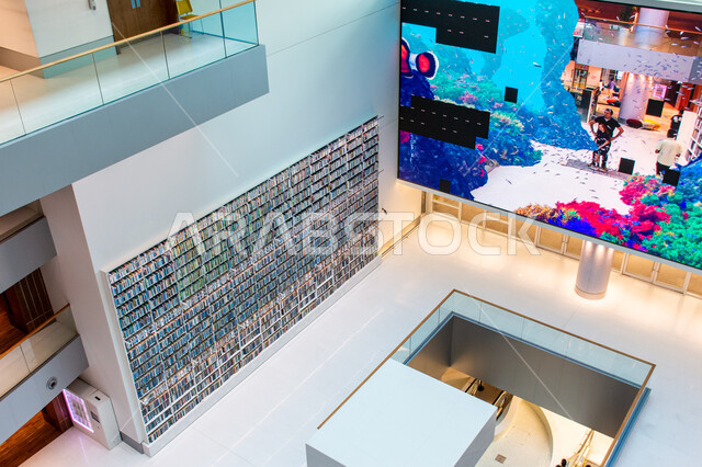 التصاميم الداخلية والديكورات في مكتبة محمد بن راشد الثرية بالمجلات والمعاجم في امارة دبي، صرح معرفي مميز ومعلم ثقافي مشهور، منارة للثقافة والفكر، الفن الهندسي المعماري للمكتبات والمتاحف والمعارض في الامارات العربية المتحدة، مكان للقراء ومحبي العلم والمعرفة