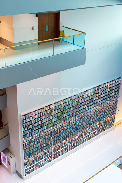 التصاميم الداخلية والديكورات في مكتبة محمد بن راشد الثرية بالمجلات والمعاجم في امارة دبي، صرح معرفي مميز ومعلم ثقافي مشهور، منارة للثقافة والفكر، الفن الهندسي المعماري للمكتبات والمتاحف والمعارض في الامارات العربية المتحدة، مكان للقراء ومحبي العلم والمعرفة