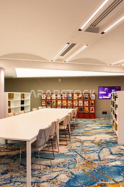 قسم المجلات والمطبوعات داخل مكتبة محمد بن راشد الثرية بالمجلات والمعاجم في امارة دبي، صرح معرفي مميز ومعلم ثقافي مشهور، منارة للثقافة والفكر، الفن الهندسي المعماري للمكتبات والمتاحف والمعارض في الامارات العربية المتحدة، مكان للقراء ومحبي العلم والمعرفة