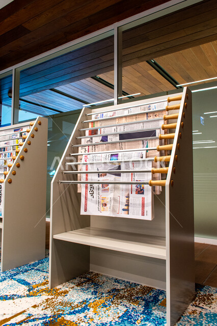 قسم الجرائد والمطبوعات داخل مكتبة محمد بن راشد الثرية بالمجلات والمعاجم في امارة دبي، صرح معرفي مميز ومعلم ثقافي مشهور، منارة للثقافة والفكر، الفن الهندسي المعماري للمكتبات والمتاحف والمعارض في الامارات العربية المتحدة، مكان للقراء ومحبي العلم والمعرفة