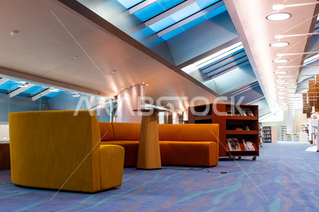 مجالس للقراء ومحبي العلم والمعرفة داخل مكتبة محمد بن راشد الثرية بالمجلات والمعاجم في امارة دبي، صرح معرفي مميز ومعلم ثقافي مشهور، منارة للثقافة والفكر، الفن الهندسي المعماري الداخلي للمكتبات والمتاحف والمعارض في الامارات العربية المتحدة