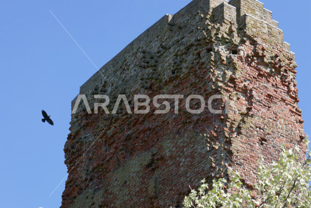 جدار بناء قديم مصنوع من الطين والحجارة، أماكن تاريخية أثرية في المملكة العربية السعودية، مباني قديمة تراثية في احدى القرى