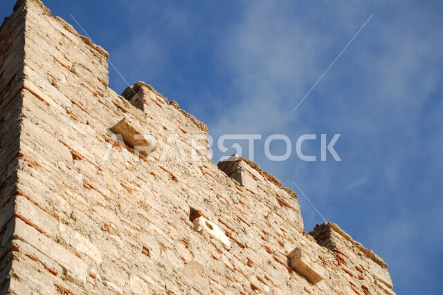 جدار بناء قديم مصنوع من الطين والحجارة، أماكن تاريخية أثرية في المملكة العربية السعودية، مباني قديمة تراثية في احدى القرى