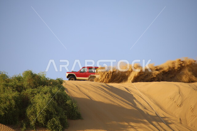  القيام بمغامرات في صحراء منطقة ناوان بالباحة, قيادة مركبات الدفع الرباعي في المناطق الصحراوية, رياضة التطعيس بالسيارات في السعودية, أنشطة ترفيهية على الكثبان الرملية, انطلاق منافسات الطعس في صحاري المملكة