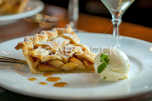 وصفات الحلويات اللذيذة والسريعة, فن الطهي والخبز, مخبوزات وفطائر شهية,  قطعة من حلوى فطيرة التفاح موضوعة في طبق أبيض مع كرة من مثلجات الفانيلا المنعشة, فنون تقديم الطعام والأكلات العربية الشرقية