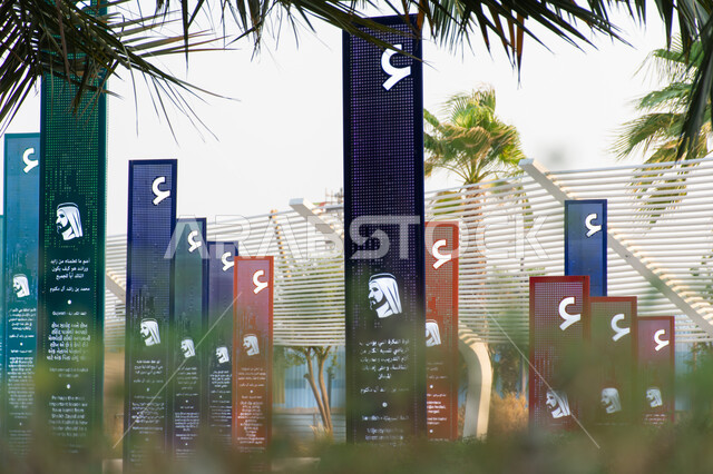 الأماكن والمعالم الثقافية السياحية المشهورة، أعمدة مضيئة مكتوب عليها أقوال وحكم الشيخ محمد بن راشد،  مكتبة محمد بن راشد في مدينة دبي، أكبر المكاتب عامة في الإمارات العربية المتحدة، صرح معرفي مميز