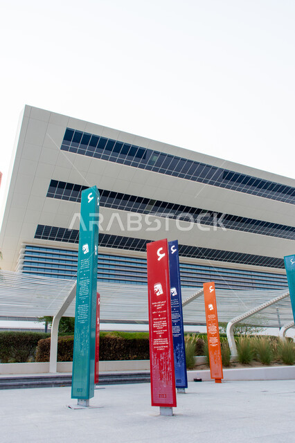  أعمدة مضيئة مكتوب عليها أقوال وحكم الشيخ محمد بن راشد، مكتبة محمد بن راشد في مدينة دبي، أكبر المكاتب عامة في الإمارات العربية المتحدة، صرح معرفي مميز، المعالم والأماكن الثقافية السياحية المشهورة