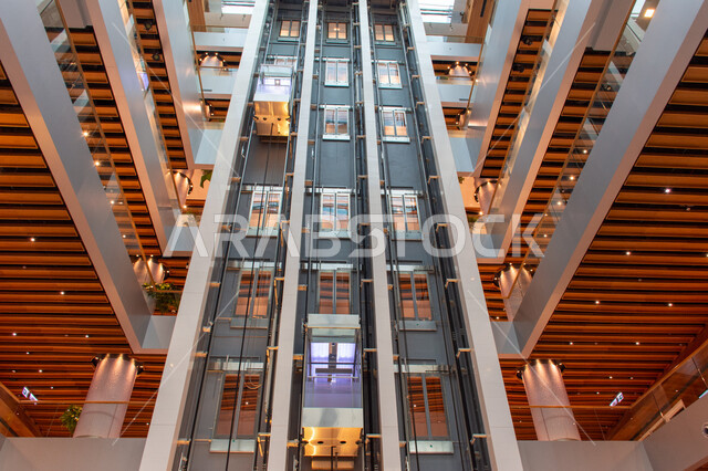 الديكورات والتصاميم الداخلية الفاخرة، الطوابق المتعددة في مكتبة محمد بن راشد الثرية بالمجلاات والمعاجم في امارة دبي، المكتبات العلمية في الامارات العربية المتحدة، مكان للقراء ومحبي العلم والمعرفة، تأمين وسائل الراحة للقراء، اكتساب المعرفة وتنمية الذخيرة اللغوية