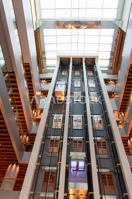 الطوابق المتعددة في مكتبة محمد بن راشد الثرية بالمجلاات والمعاجم في امارة دبي، المكتبات العلمية في الامارات العربية المتحدة، الديكورات والتصاميم الداخلية الفاخرة، مكان للقراء ومحبي العلم والمعرفة، تأمين وسائل الراحة للقراء، اكتساب المعرفة وتنمية الذخيرة اللغوية