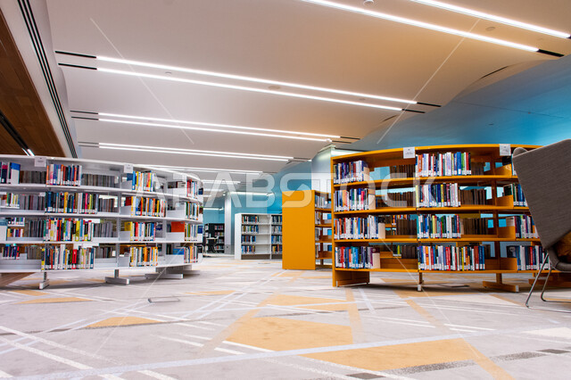 صرح معرفي مميز ومعلم ثقافي مشهور، رفوف الكتب في مكتبة محمد بن راشد الثرية بالمجلاات والمعاجم في امارة دبي، مكان للقراء ومحبي العلم والمعرفة، منارة للثقافة والفكر، الفن الهندسي المعماري للمكتبات والمتاحف والمعارض في الامارات العربية المتحدة