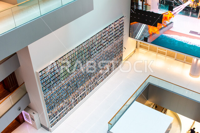 مكان للقراء ومحبي العلم والمعرفة، صرح معرفي مميز ومعلم ثقافي مشهور، الترتيب والتنظيم لرفوف الكتب في مكتبة محمد بن راشد الثرية بالمجلاات والمعاجم في امارة دبي، منارة للثقافة والفكر، الفن الهندسي المعماري للمكتبات والمتاحف والمعارض في الامارات العربية المتحدة