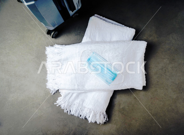 صورة تجمع لباس الاحرام و الكمامة  ، السفر و الاستعداد لأداء العمرة ، اتباع تعليمات وزارة الصحة ، اتباع اجراءات الحج لعام 2021 ، اداء الفرائض الدينية ، اسلاميات و عبادة ، فريضة الحج ، خلفية بيضاء