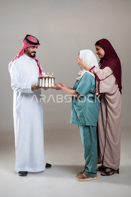 استقدام العمالة الخارجية المرخصة والمؤهلة، مشاركة وتقديم الهدايا والكيك المزين بالمناسبات, بورتريه  لرجل عربي سعودي خليجي وامرأة تغمض عينين العاملة الفلبينية استعدادا للمفاجأة،  الإحسان في التعامل مع الخادمات في السعودية، الطول الكامل للجسم، خلفية رمادية