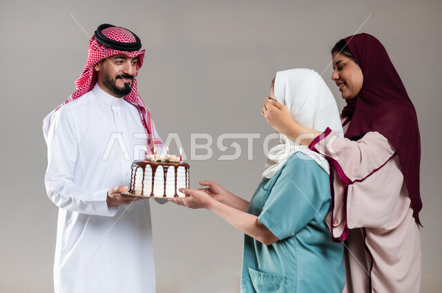 مشاركة وتقديم الهدايا والكيك المزين بالمناسبات, بورتريه  لرجل عربي سعودي خليجي وامرأة تغمض عينين العاملة الفلبينية استعدادا للمفاجأة، استقدام العمالة الخارجية المرخصة والمؤهلة، المعاملة الحسنة للخادمات، الإحسان في التعامل مع الخادمات في السعودية، خلفية رمادية