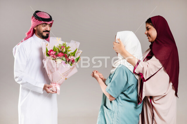 تقديم باقة زهور للعاملة الفلبينية بايماءات الشكر والامتنان لجودة خدمتها وادائها، استقدام العمالة الخارجية المرخصة والمؤهلة، بورتريه  لرجل عربي سعودي خليجي وامرأة تغمض عينين الخادمة استعدادا للمفاجأة، الإحسان في التعامل مع الخادمات في السعودية، خلفية رمادية