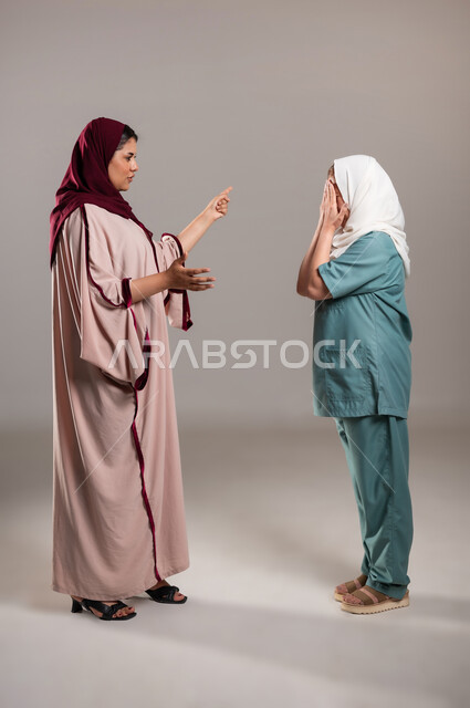 حركات يدين تدل على التوبيخ و الإتهام وإلقاء اللوم، بورتريه لإمرأة عربية خليجية سعودية ترفع اصبع السبابة لطلب الخروج من المكان، عاملة فلبينية تبتعد وتبكي بايماءات الخوف والذعر، عدم انجاز العمل حسب المطلوب، الطول الكامل للجسم، خلفية رمادية