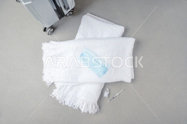 صورة تجمع لباس الاحرام و الكمامة  ، السفر و الاستعداد لأداء العمرة ، اتباع تعليمات وزارة الصحة ، اتباع اجراءات الحج لعام 2021 ، اداء الفرائض الدينية ، اسلاميات و عبادة ، فريضة الحج ، خلفية بيضاء