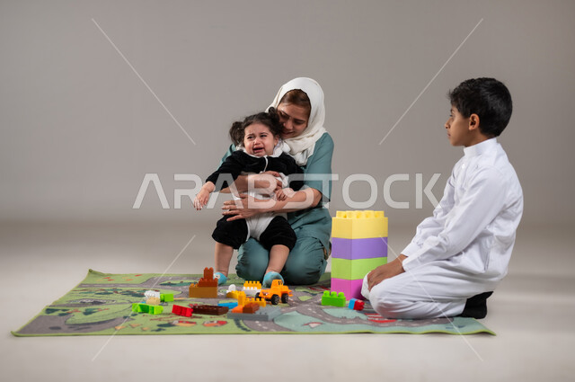 النفور وصعوبة في التعامل، تقديم خدمات ترفيهية خاصة بالأطفال، مربية منزلية فلبينية تقوم بالاعتناء بالصغار، تعلم مهارات التركيز والابتكار، تعابير البكاء وعدم الرغبة باللعب، تحمل طفلة عربية خليجية سعودية، استقطاب المعاملات الاجنبيات من الخارج،خلفية رمادية