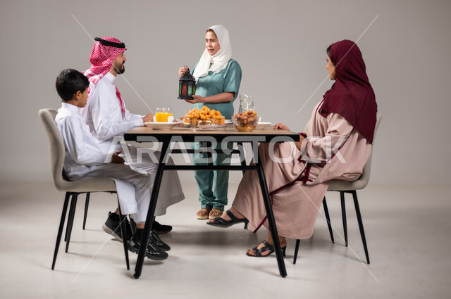ضيافة رمضانية لذيذة، طبق اللقيمات ذهبية اللون، حلا الزلابيات الشرقي، كرات العجين المقلية الصغيرة، المناسبات والأعياد في المملكة العربية السعودية، تعظيم و تقدير الشهر الفضيل، عاملة منزلية فلبينية تحمل فانوس ملون، خلفية رمادية