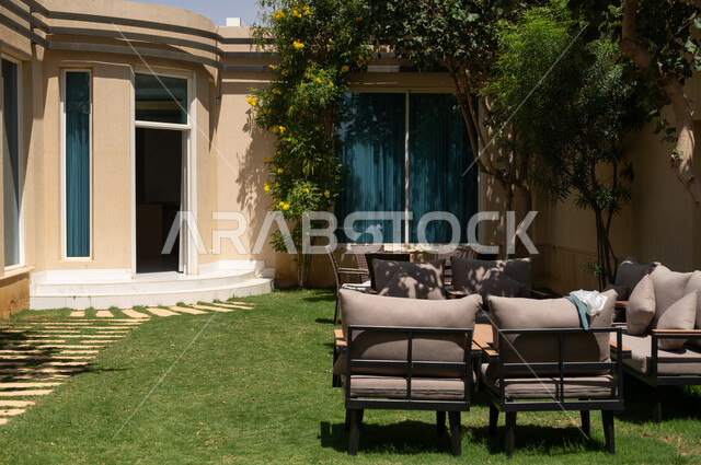 اماكن الاستراحة والاستجمام، تصاميم عصرية للمقاعد المتميزة في الحديقة الخارجية، الأشجار والنباتات الخضراء المحيطة بالشقق والفلل السكنية السياحية، تصميمات وديكورات فخمة، الفن الهندسي المعماري على الطراز الحديث