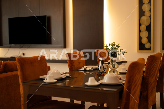 ديكورات منزلية داخلية حديثة لغرفة طعام، طاولة السفرة، كراسي خشبية، غرفة معيشة، تصاميم وديكورات عصرية فاخرة، ديكورات داخلية، أثاث منزلي راقي، شقق وفلل سكنية