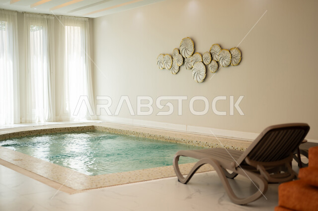 الفن الهندسي المعماري على الطراز الحديث للشقق و الفلل السكنية، تصاميم عصرية مميزة لحوض السباحة، الاهتمام في زراعه الأشجار والنباتات الخضراء في حديقة مجمع سكني فاخر، منتجعات سياحية متميزة