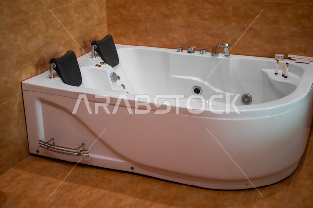 الحمام الداخلي الحديث في منزل عصري، ديكورات وتصاميم داخلية للحمامات وأحواض الاستحمام في الشقق السياحية، دورة مياه رخاميه فاخرة في أحد المباني السكنيه، الفن الهندسي المعماري للفلل والمنازل الراقية