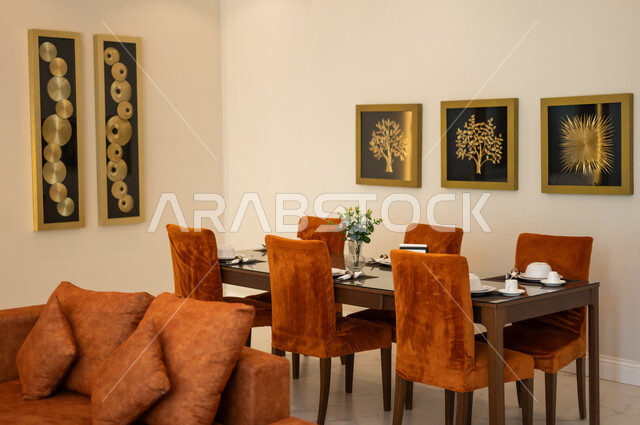 ديكورات منزلية داخلية حديثة لغرفة طعام، طاولة السفرة، كراسي خشبية، غرفة معيشة، تصاميم وديكورات عصرية فاخرة، ديكورات داخلية، أثاث منزلي راقي، شقق وفلل سكنية