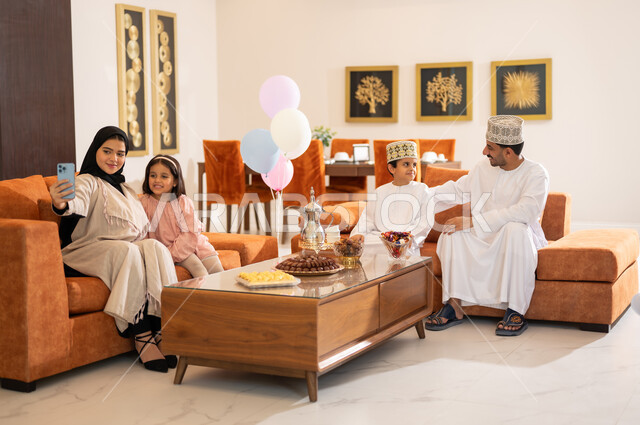 الزيارات العائلية وتبادل التهنئات والمعايدات بين أفراد الأسرة بإيماءات الفرح والسرور, بورتريه لعائلة عربية خليجية عمانية تحتفل بالعيد السعيد, تقديم الحلويات والضيافة الشعبية, التقاط صور السيلفي التذكاريه، طقوس الأعياد والمناسبات الاسلامية في سلطنة عمان