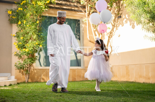 التنزه وقضاء الاوقات السعيده في الاستراحات الخاصه، بورتريه لعائلة عربية خليجية عمانيه تتجول داخل كمباوند سكني يقومون باللعب وقضاء أوقات ممتعه ومناسبات سعيده داخل الحي السكني، الإسكان العائلي في سلطنه عمان، فلل وشقق فاخره
