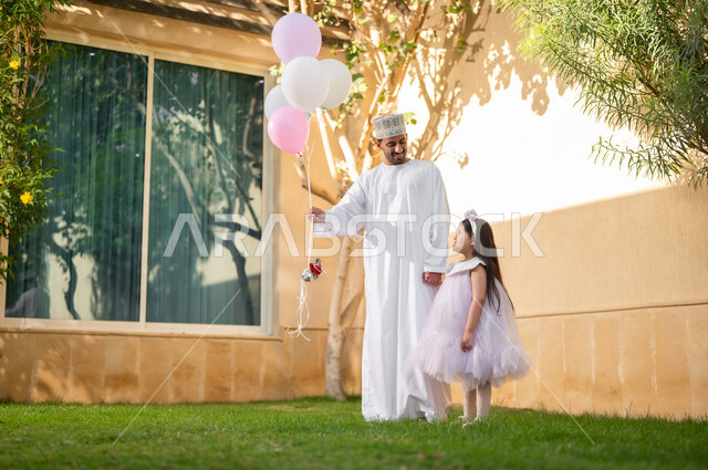 التنزه وقضاء الاوقات السعيده في الاستراحات الخاصه، بورتريه لعائلة عربية خليجية عمانيه تتجول داخل كمباوند سكني يقومون باللعب وقضاء أوقات ممتعه ومناسبات سعيده داخل الحي السكني، الإسكان العائلي في سلطنه عمان، فلل وشقق فاخره