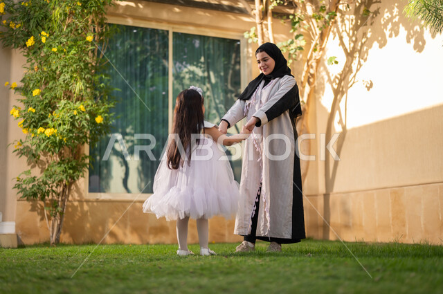 التنزه وقضاء الاوقات السعيده في الاستراحات الخاصه، بورتريه لعائلة عربية خليجية عمانيه تتجول داخل كمباوند سكني يقومون باللعب وقضاء أوقات ممتعه ومناسبات سعيده داخل الحي السكني، الإسكان العائلي في سلطنه عمان، فلل وشقق فاخره