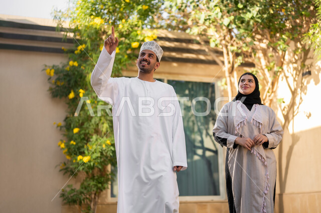 التنزه وقضاء الاوقات السعيده في الاستراحات الخاصه، بورتريه لعائلة عربية خليجية عمانيه تتجول داخل كمباوند سكني يقومون باللعب وقضاء أوقات ممتعه ومناسبات سعيده داخل الحي السكني، الإسكان العائلي في سلطنه عمان، فلل وشقق فاخره