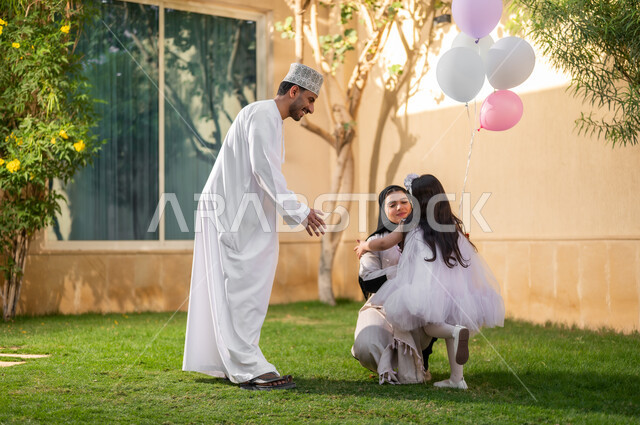 التنزه وقضاء الاوقات السعيده في الاستراحات الخاصه، بورتريه لعائلة عربية خليجية عمانيه تتجول داخل كمباوند سكني يقومون باللعب وقضاء أوقات ممتعه ومناسبات سعيده داخل الحي السكني، الإسكان العائلي في سلطنه عمان، فلل وشقق فاخره