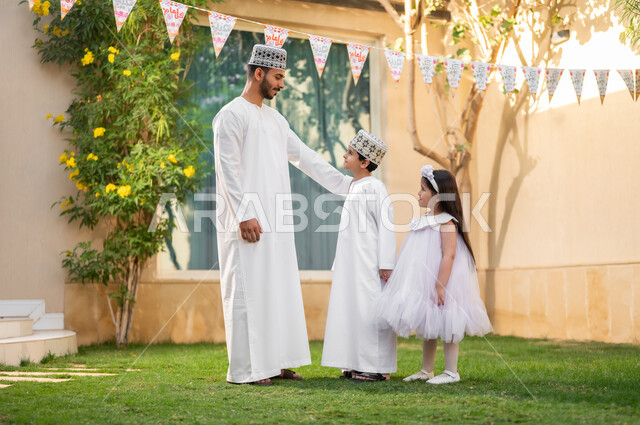 التنزه وقضاء الاوقات السعيده في الاستراحات الخاصه، بورتريه لعائلة عربية خليجية عمانيه تتجول داخل كمباوند سكني يقومون باللعب وقضاء أوقات ممتعه ومناسبات سعيده داخل الحي السكني، الإسكان العائلي في سلطنه عمان، فلل وشقق فاخره