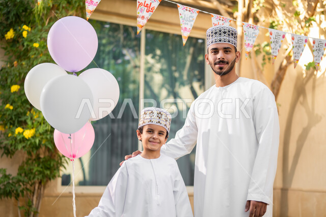 التنزه وقضاء الاوقات السعيده في الاستراحات الخاصه، بورتريه لعائلة عربية خليجية عمانيه تتجول داخل كمباوند سكني يقومون باللعب وقضاء أوقات ممتعه ومناسبات سعيده داخل الحي السكني، الإسكان العائلي في سلطنه عمان، فلل وشقق فاخره