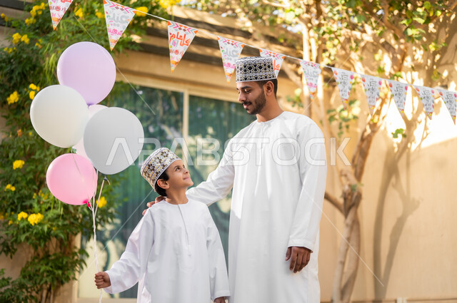 التنزه وقضاء الاوقات السعيده في الاستراحات الخاصه، بورتريه لعائلة عربية خليجية عمانيه تتجول داخل كمباوند سكني يقومون باللعب وقضاء أوقات ممتعه ومناسبات سعيده داخل الحي السكني، الإسكان العائلي في سلطنه عمان، فلل وشقق فاخره