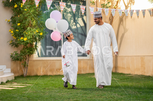 التنزه وقضاء الاوقات السعيده في الاستراحات الخاصه، بورتريه لعائلة عربية خليجية عمانيه تتجول داخل كمباوند سكني يقومون باللعب وقضاء أوقات ممتعه ومناسبات سعيده داخل الحي السكني، الإسكان العائلي في سلطنه عمان، فلل وشقق فاخره