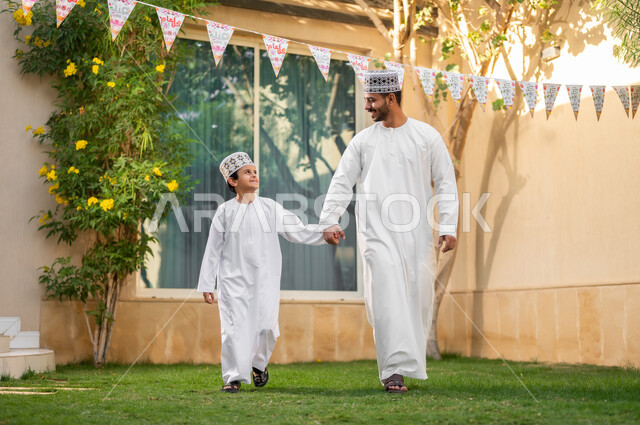 التنزه وقضاء الاوقات السعيده في الاستراحات الخاصه، بورتريه لعائلة عربية خليجية عمانيه تتجول داخل كمباوند سكني يقومون باللعب وقضاء أوقات ممتعه ومناسبات سعيده داخل الحي السكني، الإسكان العائلي في سلطنه عمان، فلل وشقق فاخره