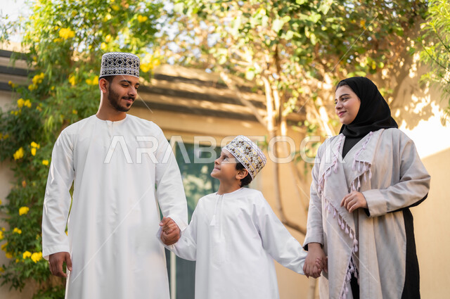 التنزه وقضاء الاوقات السعيده في الاستراحات الخاصه، بورتريه لعائلة عربية خليجية عمانيه تتجول داخل كمباوند سكني يقومون باللعب وقضاء أوقات ممتعه ومناسبات سعيده داخل الحي السكني، الإسكان العائلي في سلطنه عمان، فلل وشقق فاخره