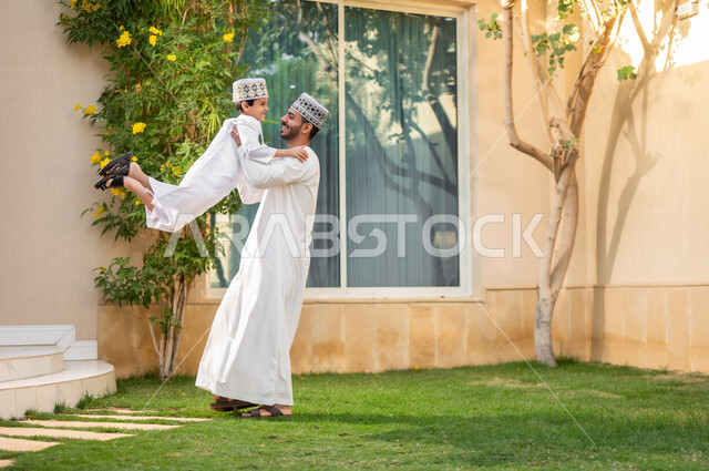 التنزه وقضاء الاوقات السعيده في الاستراحات الخاصه، بورتريه لعائلة عربية خليجية عمانيه تتجول داخل كمباوند سكني يقومون باللعب وقضاء أوقات ممتعه ومناسبات سعيده داخل الحي السكني، الإسكان العائلي في سلطنه عمان، فلل وشقق فاخره