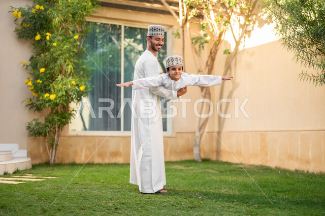 التنزه وقضاء الاوقات السعيده في الاستراحات الخاصه، بورتريه لعائلة عربية خليجية عمانيه تتجول داخل كمباوند سكني يقومون باللعب وقضاء أوقات ممتعه ومناسبات سعيده داخل الحي السكني، الإسكان العائلي في سلطنه عمان، فلل وشقق فاخره