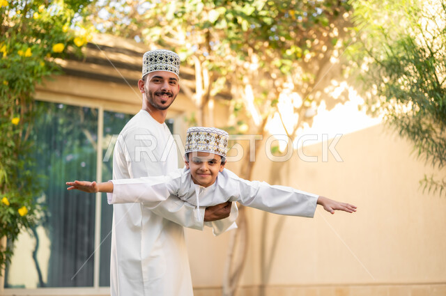 التنزه وقضاء الاوقات السعيده في الاستراحات الخاصه، بورتريه لعائلة عربية خليجية عمانيه تتجول داخل كمباوند سكني يقومون باللعب وقضاء أوقات ممتعه ومناسبات سعيده داخل الحي السكني، الإسكان العائلي في سلطنه عمان، فلل وشقق فاخره