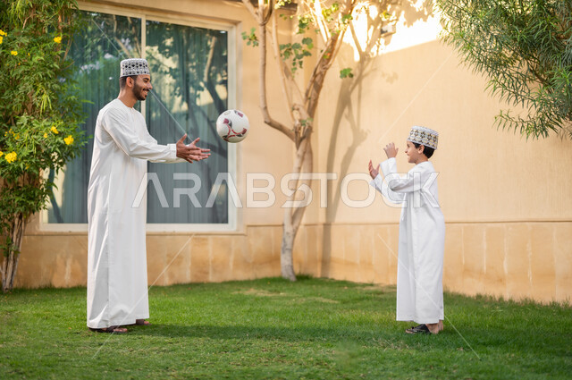 التنزه وقضاء الاوقات السعيده في الاستراحات الخاصه، بورتريه لعائلة عربية خليجية عمانيه تتجول داخل كمباوند سكني يقومون باللعب وقضاء أوقات ممتعه ومناسبات سعيده داخل الحي السكني، الإسكان العائلي في سلطنه عمان، فلل وشقق فاخره