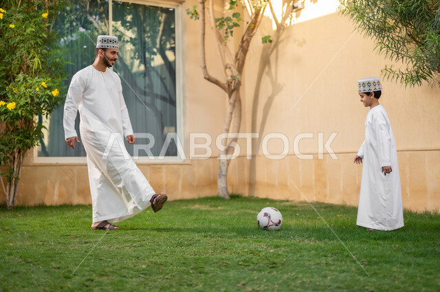 التنزه وقضاء الاوقات السعيده في الاستراحات الخاصه، بورتريه لعائلة عربية خليجية عمانيه تتجول داخل كمباوند سكني يقومون باللعب وقضاء أوقات ممتعه ومناسبات سعيده داخل الحي السكني، الإسكان العائلي في سلطنه عمان، فلل وشقق فاخره