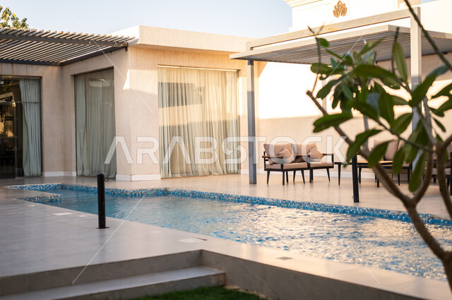 الفن الهندسي المعماري على الطراز الحديث للشقق و الفلل السكنية، تصاميم عصرية مميزة لحوض السباحة، الاهتمام في زراعه الأشجار والنباتات الخضراء في حديقة مجمع سكني فاخر، منتجعات سياحية متميزة